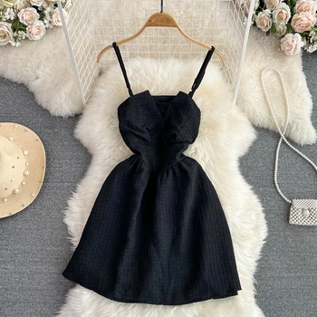 Черное платье во французском стиле, Ретро, Элегантный шик, тонкое женское мини-платье трапециевидной формы на тонких бретельках, сексуальная однотонная летняя женская одежда