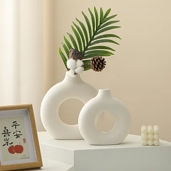 Керамическое украшение в виде белой круглой вазы, простая домашняя цветочная композиция, художественное украшение
