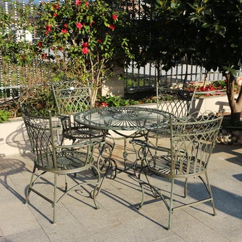 Потертый кованый чугунный наружный антикоррозийный стол и стул для отдыха, украшение стола для террасы во внутреннем дворе виллы, сада